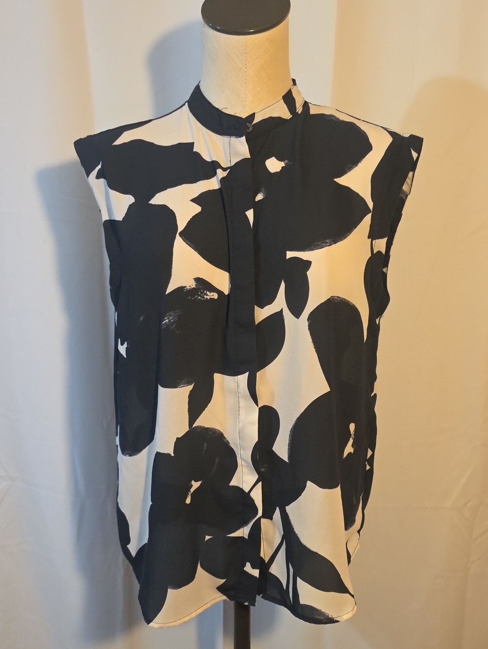 Sleeveless Blue & White Floral Print Blouse